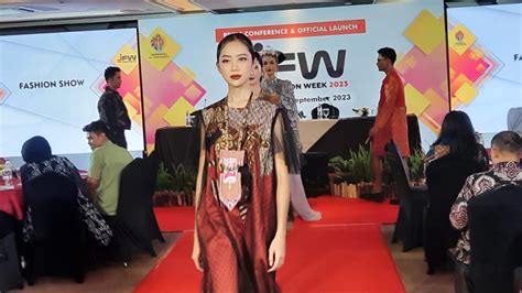 Jogja Fashion Week Desfile: Uma explosão de criatividade e uma ponte para o mundo da moda internacional