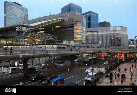 大阪駅からユニバーサルシティ駅：都市の鼓動と夢の交差点